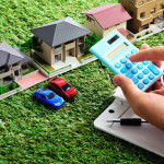 並んでいる住宅模型と予算を計算している様子